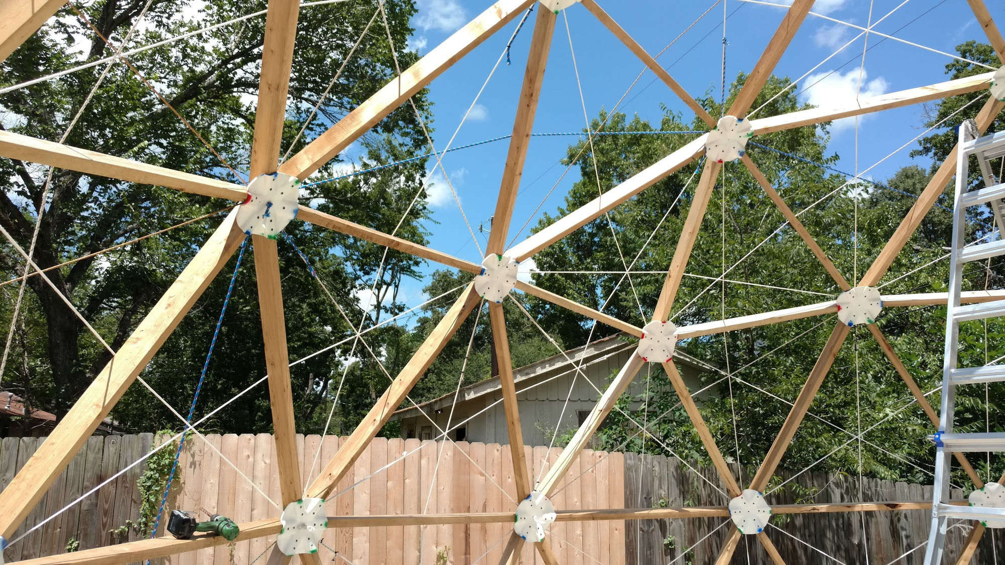 Hubs across the frame interior, color-coded strut ends at each disc